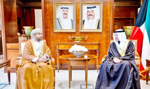 സു​ൽ​ത്താ​ന്‍റെ സ​ന്ദേ​ശം കു​വൈ​ത്ത്​ കി​രീ​ടാ​വ​കാ​ശി​ക്ക്​  കൈ​മാ​റി