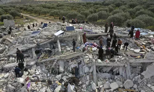 സ്വ​ന്തം നാ​ട്ടി​ലെ ദു​രി​തം മ​റ​ന്ന് ദു​ര​ന്ത​ബാ​ധി​ത​രെ സ​ഹാ​യി​ക്കാ​ൻ അവരെത്തി