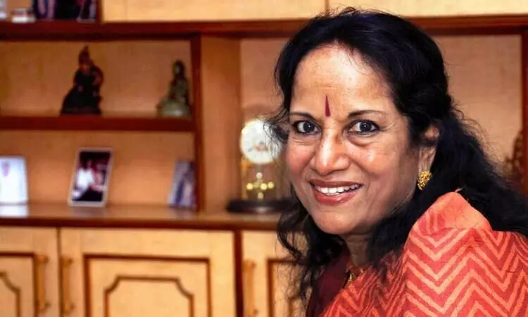 ഗാ​ന​ത്തി​ൽ അ​ലി​ഞ്ഞ്