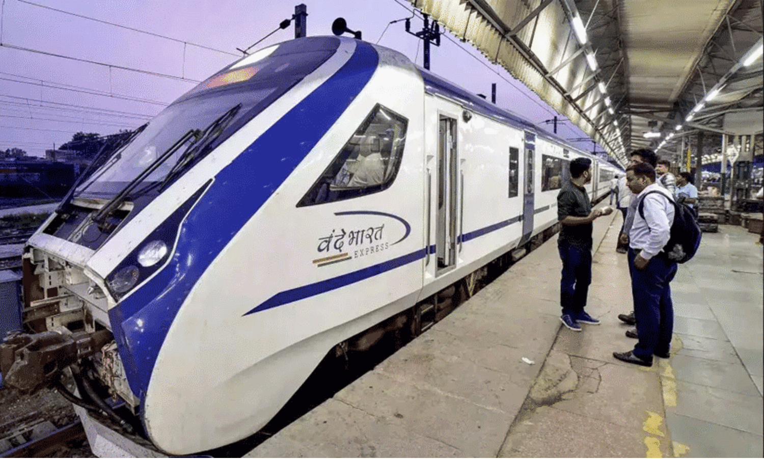 Stones pelted at Vande Bharat train in Telanganas Mahabubabad