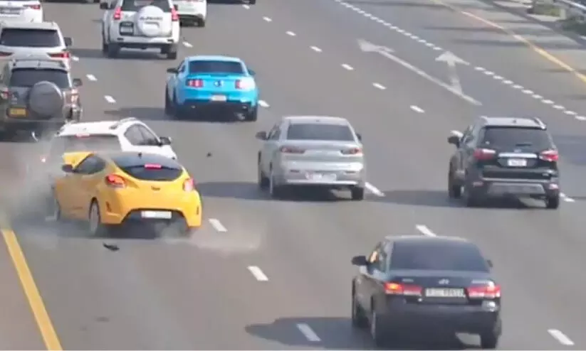 ഡ്രൈ​വി​ങ്ങി​ല്‍ ശ്ര​ദ്ധ​യി​ല്ല; കാ​ര്‍ ഇ​ടി​ച്ചു തെ​റി​പ്പി​ക്കു​ന്ന വി​ഡി​യോ പ​ങ്കു​വെ​ച്ച് അ​ബൂ​ദ​ബി പൊ​ലീ​സ്