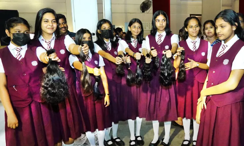 അവർ മുടിമുറിച്ചു, അങ്ങകലത്തിരിക്കുന്നവർക്കായ്... അവർ മുടിമുറിച്ചു, അങ്ങകലത്തിരിക്കുന്നവർക്കായ്...