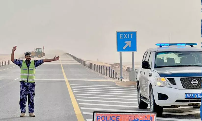 ശ​ക്ത​മാ​യ കാ​റ്റ്​; ആ​ദം-​തും​റൈ​ത്ത് റോ​ഡി​ൽ മ​ണ​ൽ ക​യ​റി