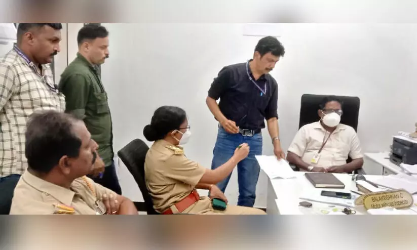 വെള്ളരിക്കുണ്ട് സബ് ആർ.ടി.ഒ ഓഫിസിൽ കൈക്കൂലി നൽകാൻ ഏജന്റുമാർക്ക് പ്രത്യേക ക്യൂ; വിജിലൻസ് റെയ്ഡിൽ പിടികൂടിയത് വൻ തുക വെള്ളരിക്കുണ്ട് സബ് ആർ.ടി.ഒ ഓഫിസിൽ കൈക്കൂലി നൽകാൻ ഏജന്റുമാർക്ക് പ്രത്യേക ക്യൂ; വിജിലൻസ് റെയ്ഡിൽ പിടികൂടിയത് വൻ തുക