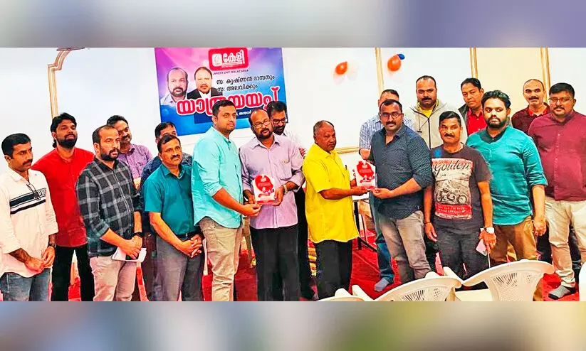 ദാ​സ​ൻ കൃ​ഷ്ണ​നും അ​ല​വി​ക്കും കേ​ളി യാ​ത്ര​യ​യ​പ്പ് ന​ൽ​കി