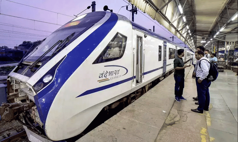 Stones pelted at Vande Bharat train in Telanganas Mahabubabad Stones pelted at Vande Bharat train in Telanganas Mahabubabad