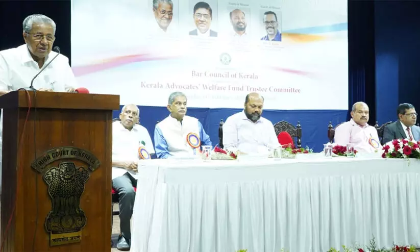 അഭിഭാഷകവൃത്തിയിൽ സുതാര്യശുദ്ധി വേണം, ബാർ കൗൺസിൽ ഇടപെടണമെന്ന് മുഖ്യമന്ത്രി അഭിഭാഷകവൃത്തിയിൽ സുതാര്യശുദ്ധി വേണം, ബാർ കൗൺസിൽ ഇടപെടണമെന്ന് മുഖ്യമന്ത്രി