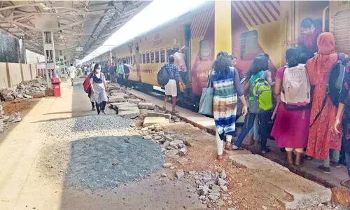 വടകരയിൽ റെയിൽവേ പ്ലാറ്റ്ഫോം ഉയർത്തൽ ഇഴയുന്നു; യാത്രക്കാർ ദുരിതത്തിൽ