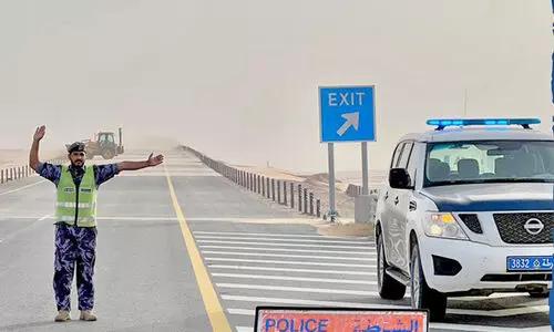 ശ​ക്ത​മാ​യ കാ​റ്റ്​; ആ​ദം-​തും​റൈ​ത്ത് റോ​ഡി​ൽ മ​ണ​ൽ ക​യ​റി