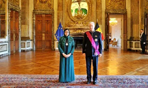 ഒ​മാ​ൻ അം​ബാ​സ​ഡ​ർ അം​ഗീ​കാ​ര പ​ത്രം കൈ​മാ​റി