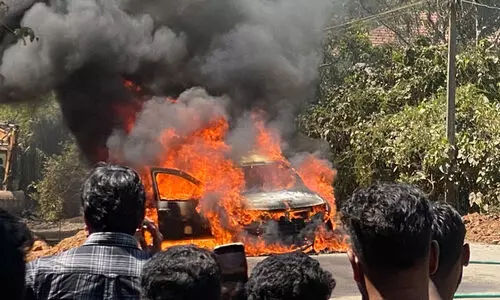 തലപ്പുഴയിൽ വീണ്ടും കാറിന് തീപ്പിടിച്ചു; യാത്രക്കാർ രക്ഷപ്പെട്ടു -VIDEO