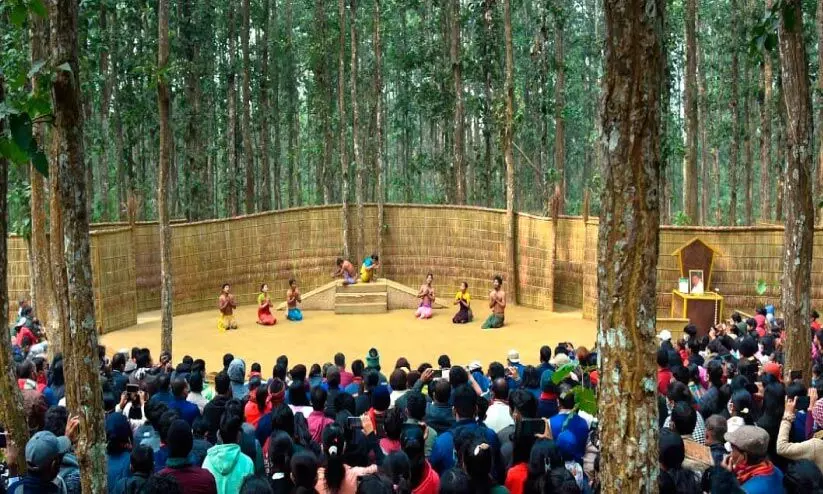 സാൽമരച്ചുവട്ടിൽ അവർ നാടകമൊരുക്കും; കാട് പകരുന്ന സംഗീതത്തിൽ...