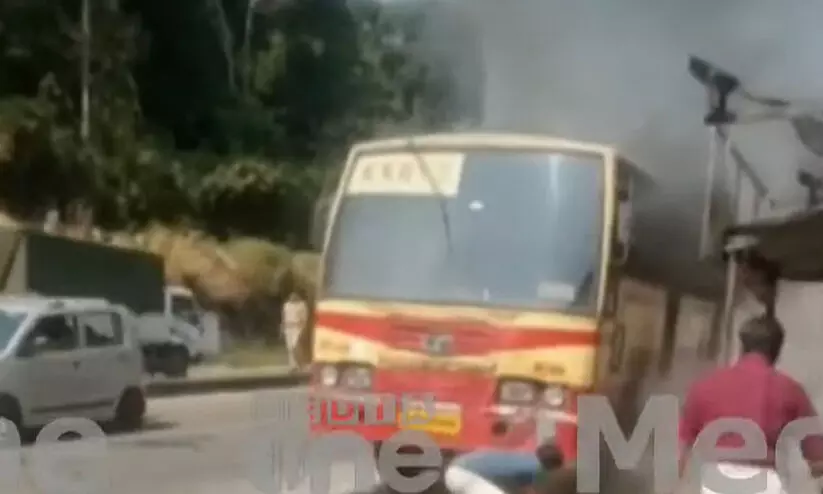 തൃശൂരിൽ ഓടുന്ന കെ.എസ്.ആർ.ടി.സി ബസിന് തീപിടിച്ചു -VIDEO തൃശൂരിൽ ഓടുന്ന കെ.എസ്.ആർ.ടി.സി ബസിന് തീപിടിച്ചു -VIDEO