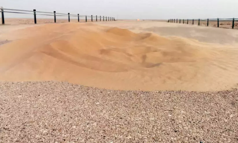 കാറ്റ്​: ഫഹൂദ്​-ഇബ്രി റോഡിലും മണൽ കയറി