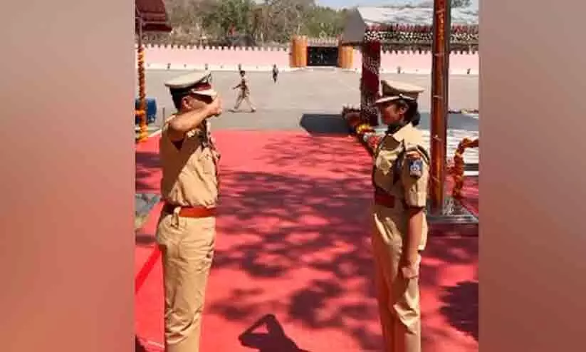 വാക്കുകളില്ല, ഇത് അനർഘനിമിഷം; ഐ.പി.എസുകാരിയായ മകളെ സല്യൂട്ട് ചെയ്ത് അസം ഡി.ജി.പി വാക്കുകളില്ല, ഇത് അനർഘനിമിഷം; ഐ.പി.എസുകാരിയായ മകളെ സല്യൂട്ട് ചെയ്ത് അസം ഡി.ജി.പി