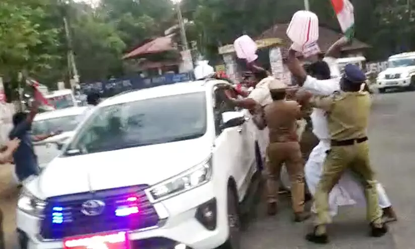 വെള്ളക്കര വർധന: കാലി കുടവുമായി റോഷി അഗസ്റ്റിനു നേരെ പ്രതിഷേധം വെള്ളക്കര വർധന: കാലി കുടവുമായി റോഷി അഗസ്റ്റിനു നേരെ പ്രതിഷേധം