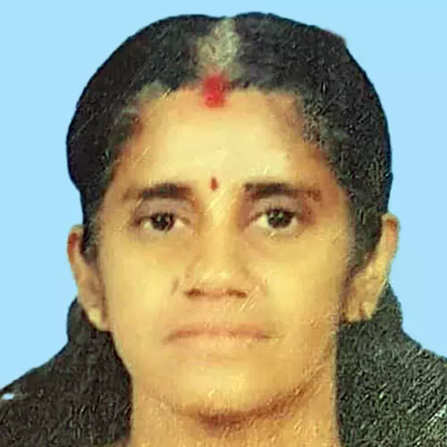 സ്കൂ​ട്ട​ർ മ​റി​ഞ്ഞ് പ​രി​ക്കേ​റ്റ വീ​ട്ട​മ്മ മ​രി​ച്ചു അ​പ​ക​ടം പ​ട്ടി കു​റു​കെ ചാ​ടി​യ​തി​നെ​ത്തു​ട​ർ​ന്ന്