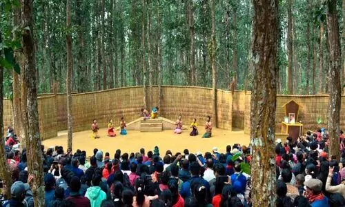 സാൽമരച്ചുവട്ടിൽ അവർ നാടകമൊരുക്കും; കാട് പകരുന്ന സംഗീതത്തിൽ...