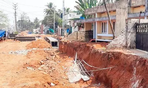 ദേശീയപാത വികസനം: ഓട നിർമാണത്തിൽ വലഞ്ഞ് ജനം ദേശീയപാത വികസനം: ഓട നിർമാണത്തിൽ വലഞ്ഞ് ജനം
