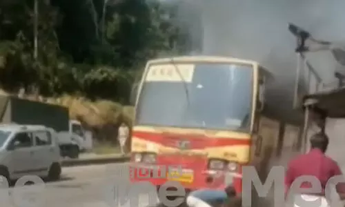 തൃശൂരിൽ ഓടുന്ന കെ.എസ്.ആർ.ടി.സി ബസിന് തീപിടിച്ചു -VIDEO