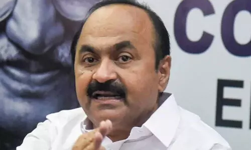 മുഖ്യമന്ത്രി ആരെ ഭയന്നാണ് 40 വാഹനങ്ങളുടെ അകമ്പടിയില്‍ നടക്കുന്നതെന്ന് വി.ഡി സതീഷൻ