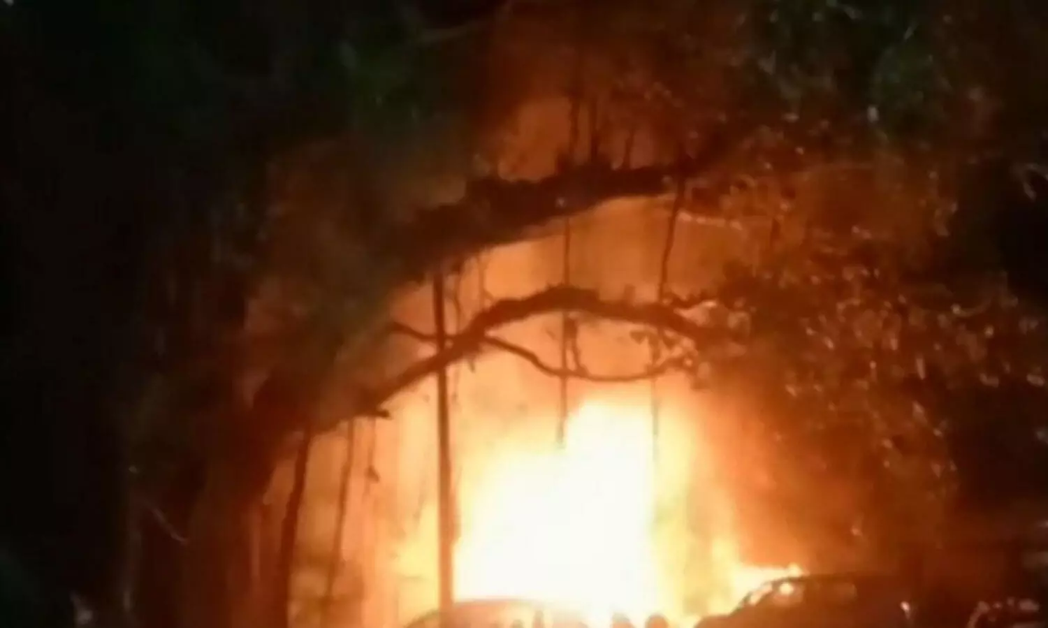 കോഴിക്കോട് എലത്തൂരിൽ തീപിടുത്തം; കാർ കത്തിനശിച്ചു -വിഡിയോ