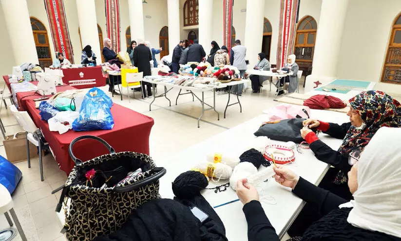 ത​ണു​പ്പ​ക​റ്റാ​ൻ വ​സ്ത്ര​ങ്ങ​ൾ തു​ന്നി സ​ദു ഹൗ​സ്