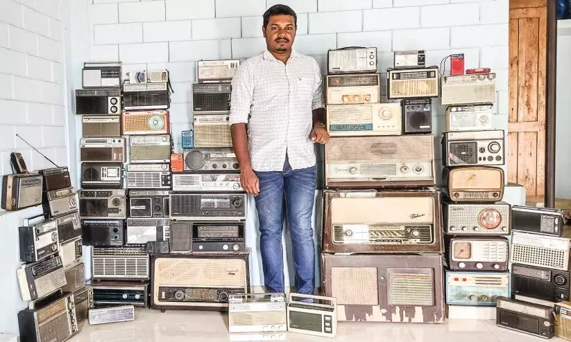 കേട്ടുകേട്ട് ഇഷ്ഖായി; ആഷിഖ് വാങ്ങിക്കൂട്ടിയത് 192 റേഡിയോകൾ കേട്ടുകേട്ട് ഇഷ്ഖായി; ആഷിഖ് വാങ്ങിക്കൂട്ടിയത് 192 റേഡിയോകൾ