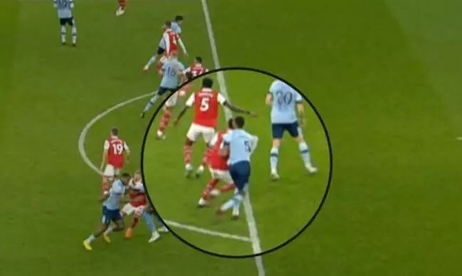 ‘വാറി’ലും ‘കൈകടത്തൽ’ സമ്മതിച്ച് റഫറിമാരുടെ സംഘടന; ഗണ്ണേഴ്സിന്റെ പോയിന്റ് നഷ്ടം ആരു പരിഹരിക്കും? ‘വാറി’ലും ‘കൈകടത്തൽ’ സമ്മതിച്ച് റഫറിമാരുടെ സംഘടന; ഗണ്ണേഴ്സിന്റെ പോയിന്റ് നഷ്ടം ആരു പരിഹരിക്കും?