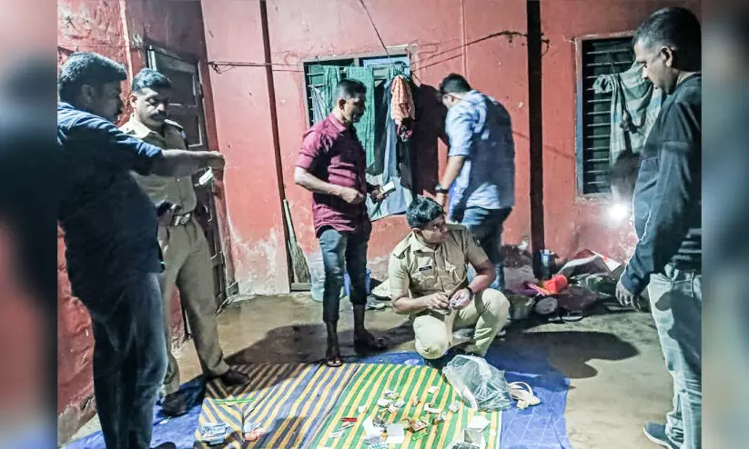 ചീട്ടുകളി കേന്ദ്രത്തില് പരിശോധന; ഏഴുപേരെ പിടികൂടി ചീട്ടുകളി കേന്ദ്രത്തില് പരിശോധന; ഏഴുപേരെ പിടികൂടി