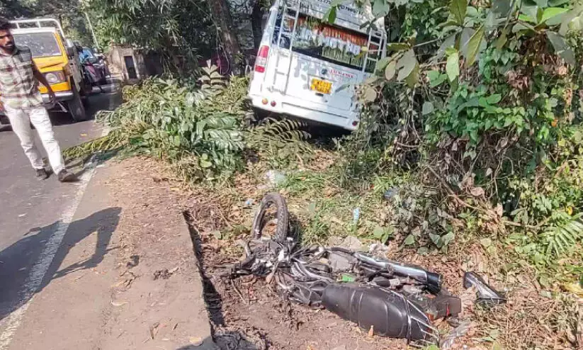 ബൈക്കിൽ ട്രാവലർ ഇടിച്ച് രണ്ടുപേർക്ക് പരിക്ക് ബൈക്കിൽ ട്രാവലർ ഇടിച്ച് രണ്ടുപേർക്ക് പരിക്ക്