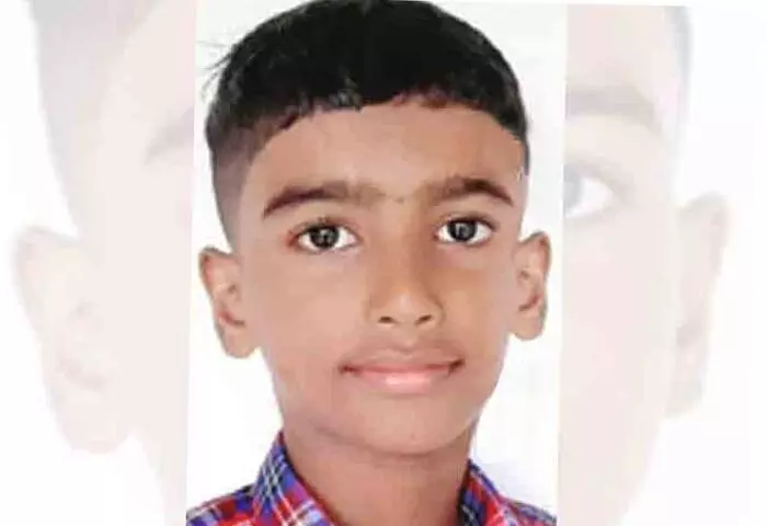 കാറിടിച്ച് ഒൻപതു വയസുകാരൻ മരിച്ചു; അപകടം കടയിൽ നിന്നും സാധനങ്ങൾ വാങ്ങി പോകുന്നതിനിടെ കാറിടിച്ച് ഒൻപതു വയസുകാരൻ മരിച്ചു; അപകടം കടയിൽ നിന്നും സാധനങ്ങൾ വാങ്ങി പോകുന്നതിനിടെ