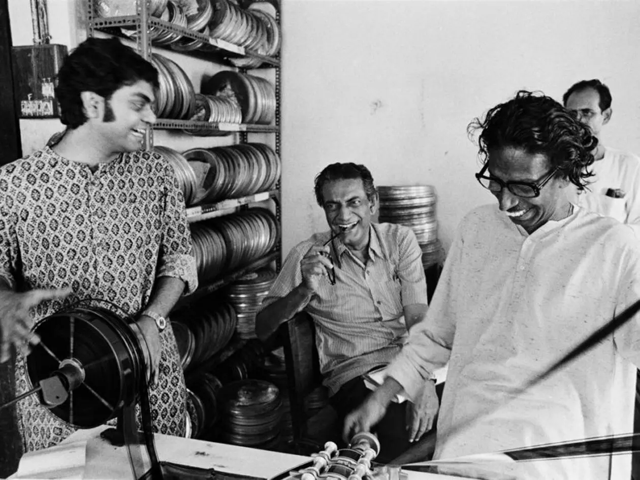 സത്യജിത് റായ് മകനോടൊപ്പം സിനിമയുടെ എഡിറ്റിങ് വേളയിൽ