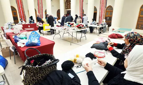 ത​ണു​പ്പ​ക​റ്റാ​ൻ വ​സ്ത്ര​ങ്ങ​ൾ തു​ന്നി സ​ദു ഹൗ​സ്