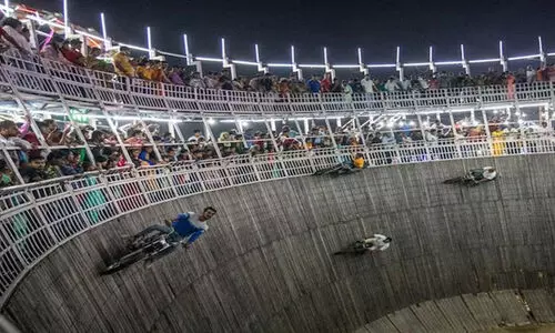 മരണക്കിണർ അഭ്യാസത്തിനിടെ ബൈക്ക് പാഞ്ഞുകയറി ഒമ്പത് പേർക്ക് പരിക്ക്