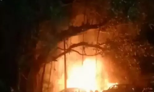 കോഴിക്കോട് എലത്തൂരിൽ തീപിടുത്തം; കാർ കത്തിനശിച്ചു -വിഡിയോ