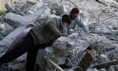 ‘ഇവിടെ കുഞ്ഞുങ്ങൾ വെറും കൈകൊണ്ട് കെട്ടിടാവശിഷ്ടങ്ങൾ നീക്കുകയാണ്’