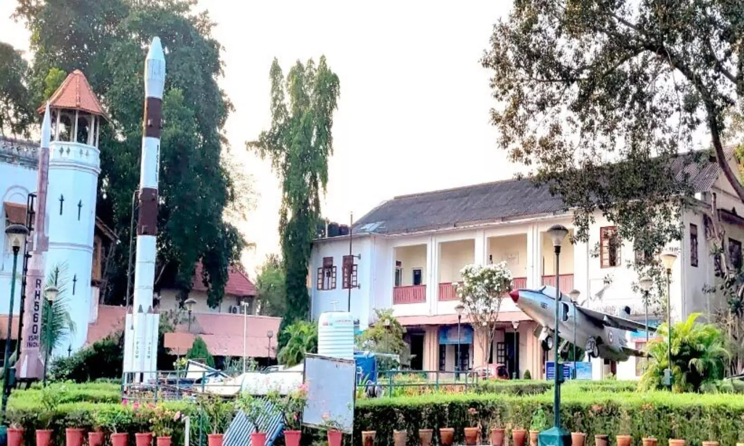 പ്ലാനറ്റേറിയം വെ​ട്ടി​മു​റി​ക്കാ​ൻ നീക്കം