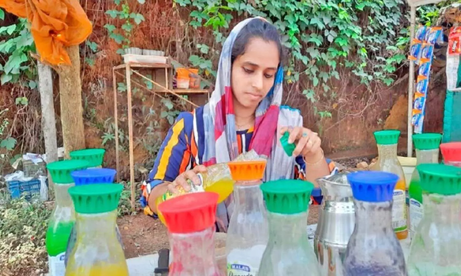 വഴിയോരത്തണലിൽ ജീവിതം നെയ്ത് കഥാകാരി