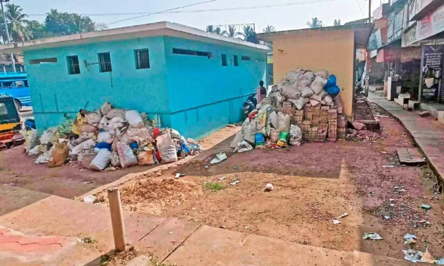 മാലിന്യക്കെട്ടുകൾ ഇവിടെയുമവിടെയും മൂക്കുപൊത്തി പൊതുജനം