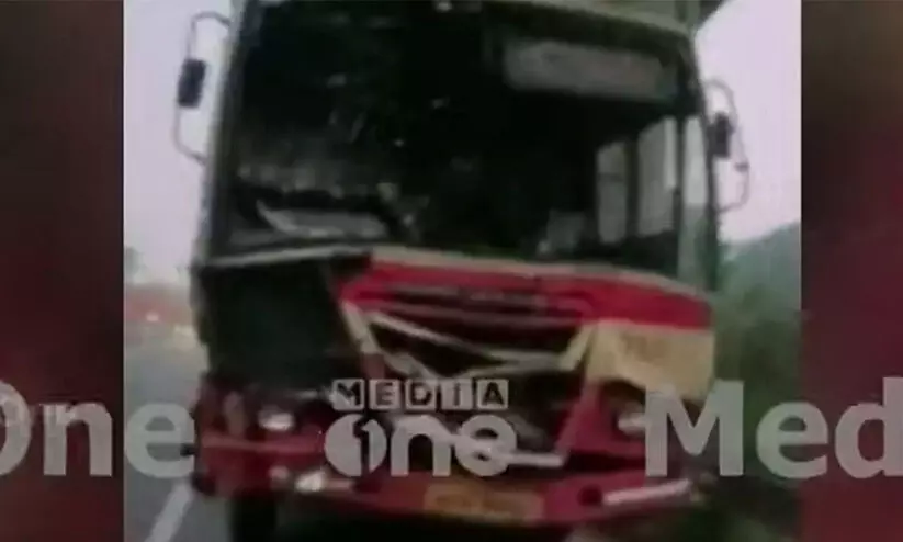ലോറിക്ക് പിന്നിൽ കെ.എസ്.ആർ.ടി.സി ബസ് ഇടിച്ച്   മൂന്ന് പേർക്ക് പരിക്ക്