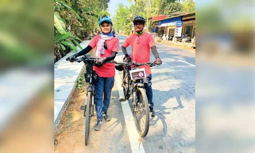 സൈ​ക്കി​ളി​ൽ കേ​ര​ളം ചു​റ്റാ​ൻ യാ​​ത്ര തി​രി​ച്ച്​ പി​താ​വും മ​ക​ളും