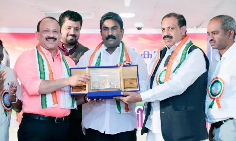 സതീശൻ പാച്ചേനി എക്സലൻസ് അവാർഡ് മുസ്തഫ ഹംസ പയ്യന്നൂരിന് കൈമാറി സതീശൻ പാച്ചേനി എക്സലൻസ് അവാർഡ് മുസ്തഫ ഹംസ പയ്യന്നൂരിന് കൈമാറി