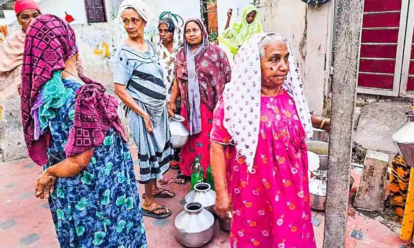 വെള്ളമെത്തിയിട്ട് ഒരാഴ്ച; കുടിവെള്ളത്തിന് കേണ് കൊച്ചി വെള്ളമെത്തിയിട്ട് ഒരാഴ്ച; കുടിവെള്ളത്തിന് കേണ് കൊച്ചി