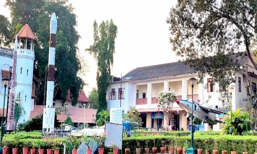 പ്ലാനറ്റേറിയം വെ​ട്ടി​മു​റി​ക്കാ​ൻ നീക്കം