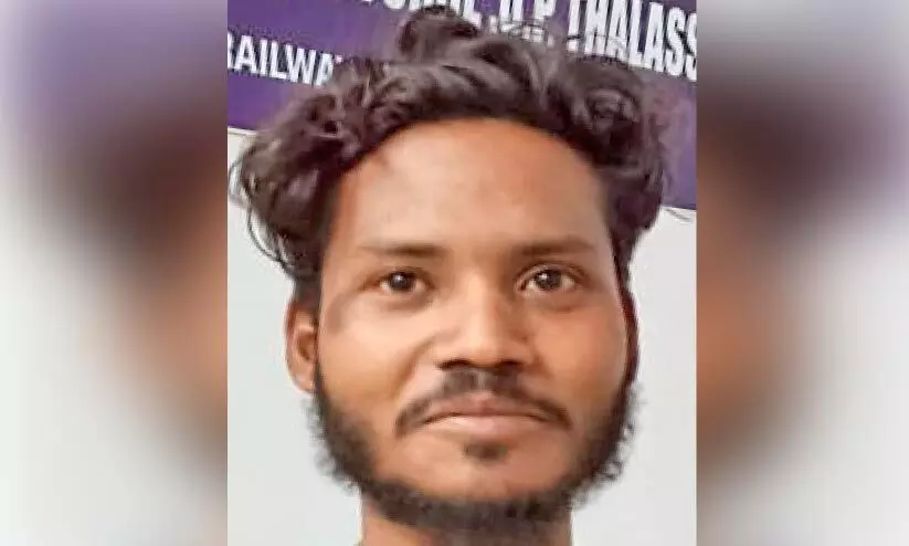 ട്രെയിനിന് നേരെ കല്ലേറ്; യുവാവ് പിടിയിൽ ട്രെയിനിന് നേരെ കല്ലേറ്; യുവാവ് പിടിയിൽ