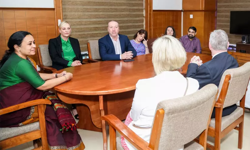 യു.കെയില് നിന്നുള്ള ആരോഗ്യ സംഘം വീണ ജോര്ജുമായി കൂടിക്കാഴ്ച നടത്തി യു.കെയില് നിന്നുള്ള ആരോഗ്യ സംഘം വീണ ജോര്ജുമായി കൂടിക്കാഴ്ച നടത്തി