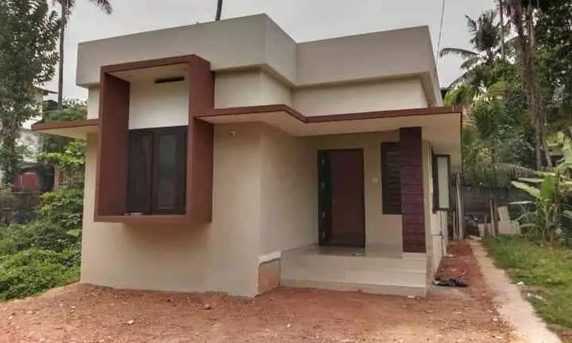 ‘മിടുക്കികൾ’ പൂർവവിദ്യാർഥി കൂട്ടായ്മ കൈകോർത്തു; സഹപാഠിക്ക് വീടൊരുങ്ങി