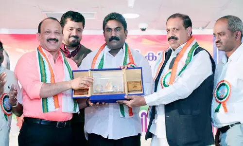 സ​തീ​ശ​ൻ പാ​ച്ചേ​നി എ​ക്സ​ല​ൻ​സ് അ​വാ​ർ​ഡ് മു​സ്ത​ഫ ഹം​സ പ​യ്യ​ന്നൂ​രി​ന് കൈ​മാ​റി