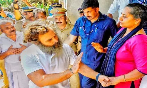 സി​നി​യെ​യും മ​ക്ക​ളെ​യും ചേ​ർ​ത്തു​പി​ടി​ച്ചു: തോ​മ​സി​ന്റെ വേ​ർ​പാ​ട്; ദുഃഖത്തിൽ പ​ങ്കു​ചേ​ർ​ന്ന് രാ​ഹു​ൽ ഗാ​ന്ധി